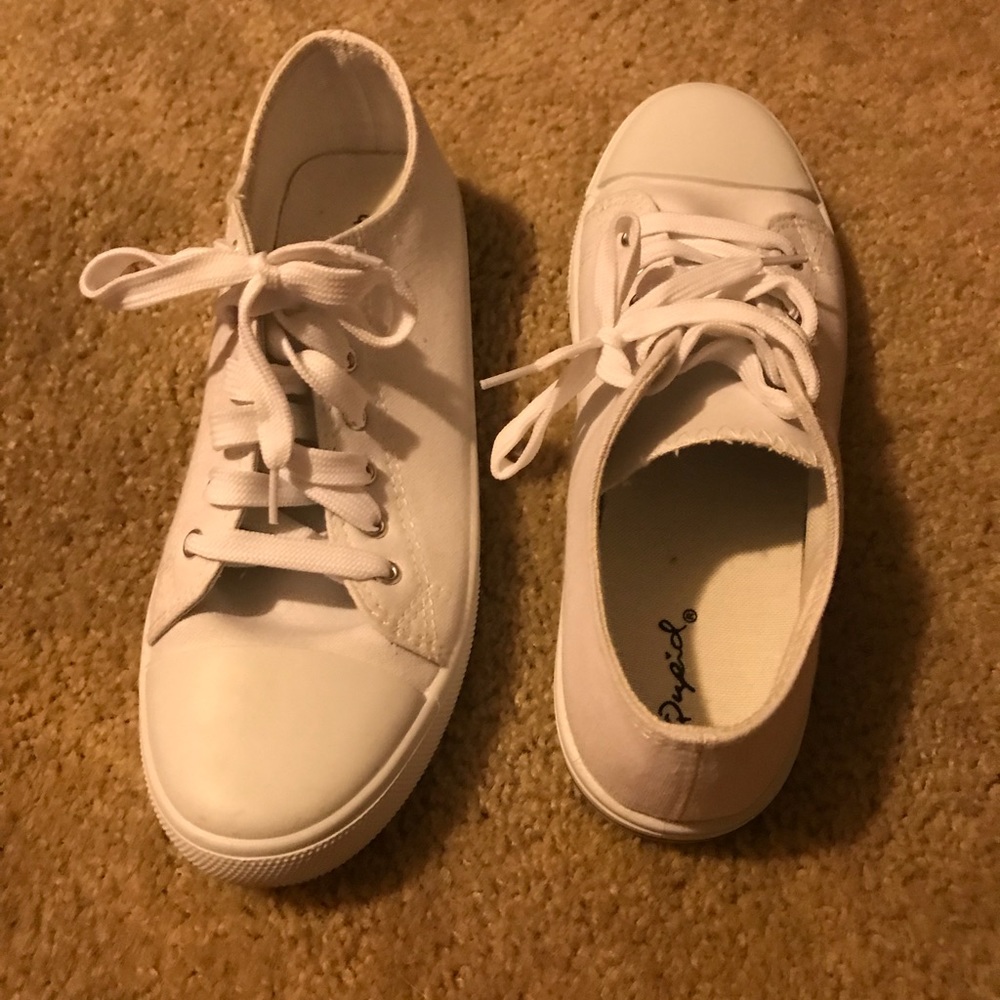 Tennis shoes